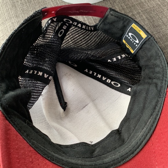 Men’s Oakley Red with Black Mesh SnapBack hat - Picture 5 of 5